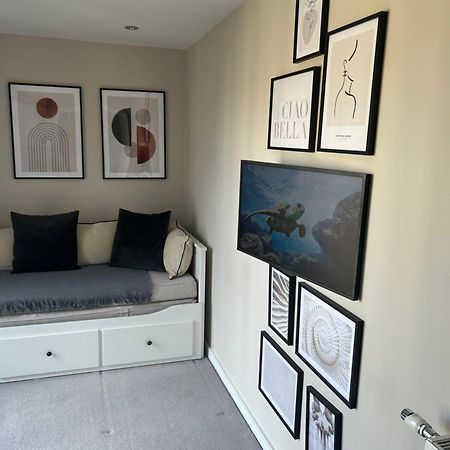 Cosy Bedroom In Luxury Apartment Londra Esterno foto