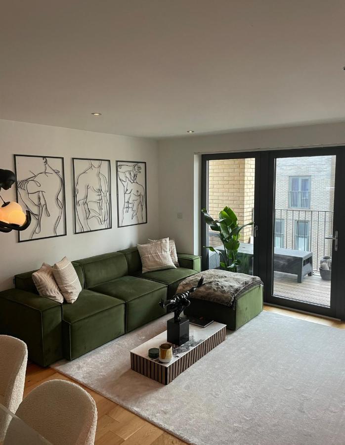 Cosy Bedroom In Luxury Apartment Londra Esterno foto