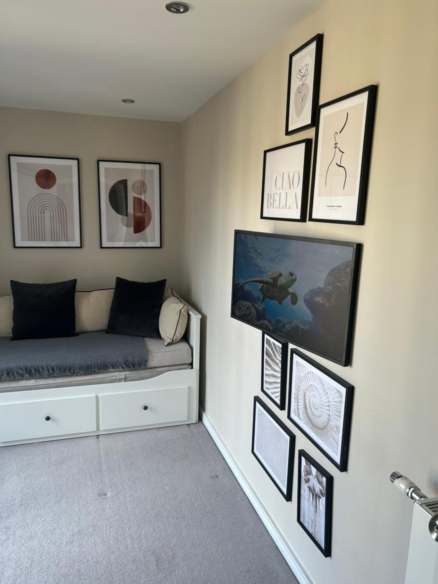Cosy Bedroom In Luxury Apartment Londra Esterno foto